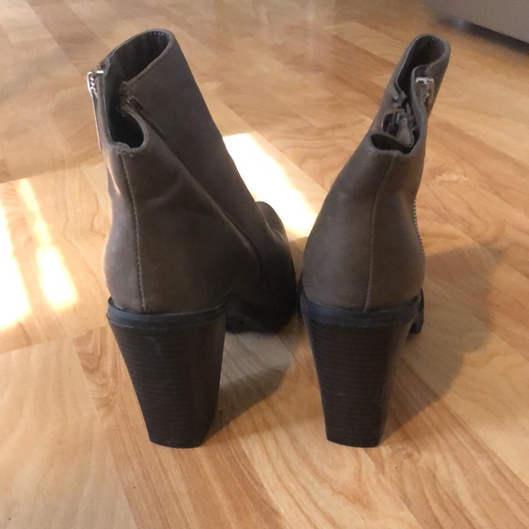 Gorgeous dark taupe boots - Picture 10 of 10